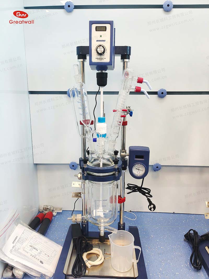 上海某醫(yī)藥企業(yè)訂購(gòu)我司1L雙層玻璃反應(yīng)釜